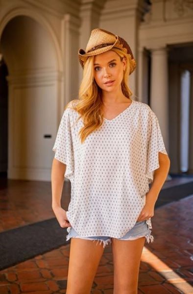 Vision Apparel Off White Minimal Arrow Print Loose Fit Womens Blouse in Curvy Sizes T5507-2-WHT-CUR